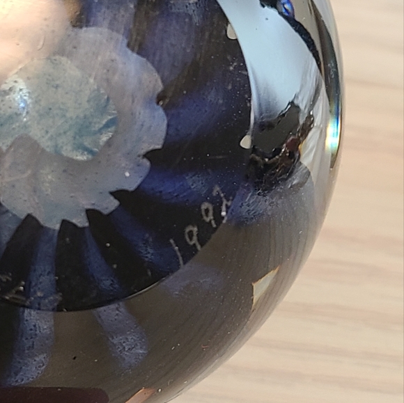 Anton Intaglio Hand Blown Glass Paperweight Signed and Numbered 1992 32/3000 - Picture 7 of 12